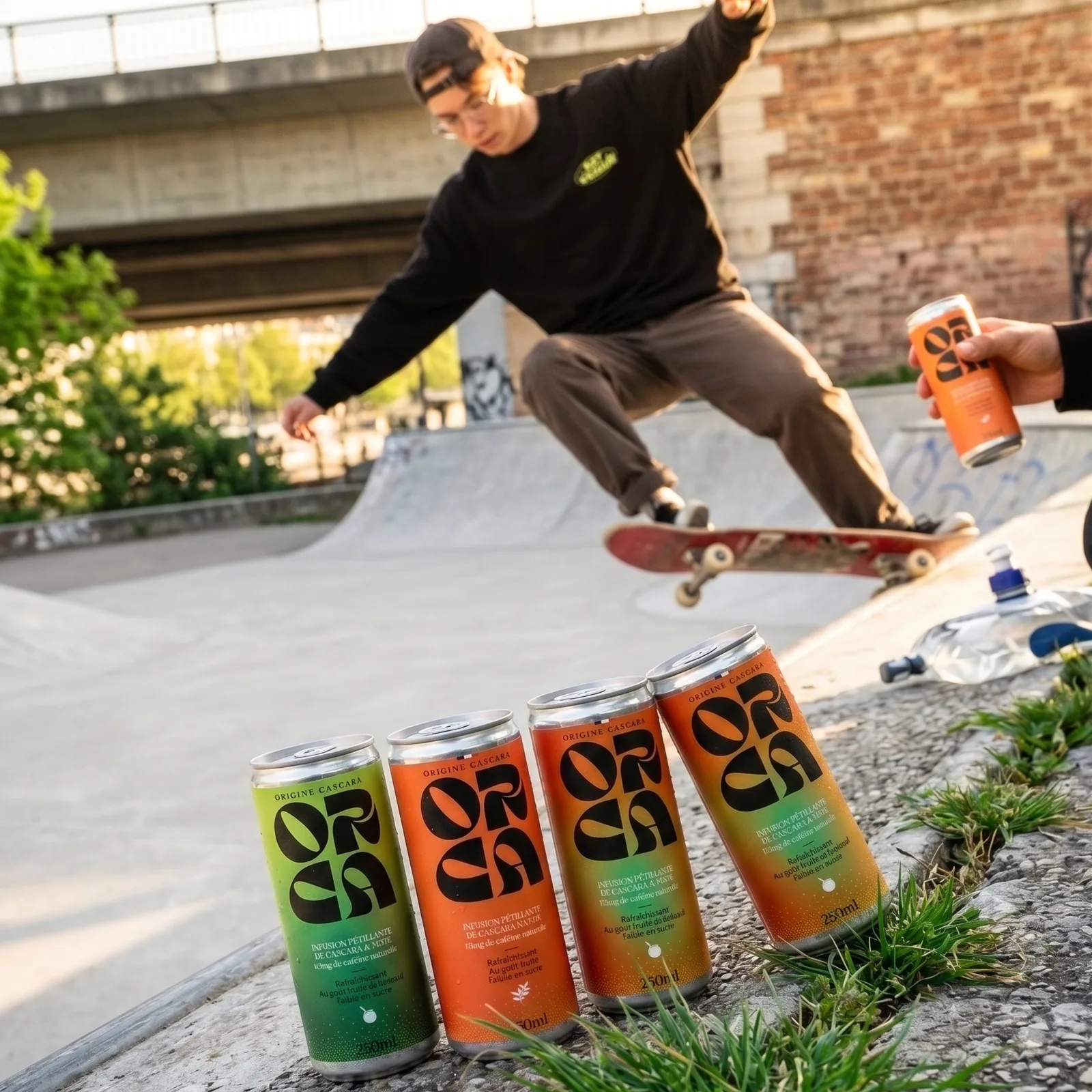 Skateur dans un skatepark urbain avec des canettes ORCA au premier plan